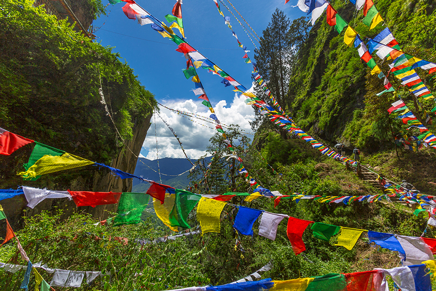 Watch prayer flags fluttering as you trek in Bhutan | Travel Nation Watch prayer flags fluttering as you trek in Bhutan | Travel Nation