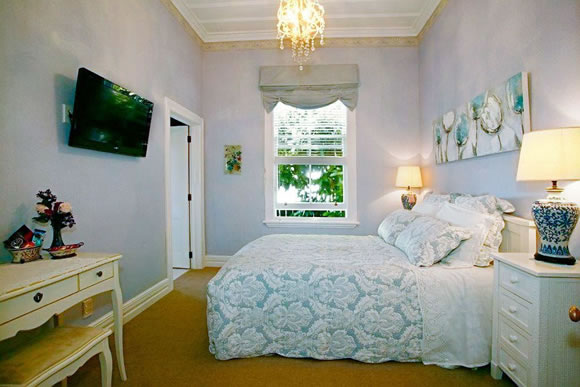 Eden Park Bed & Breakfast - blue room