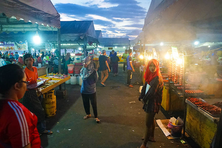 Explore Kota Kinabalu's night market