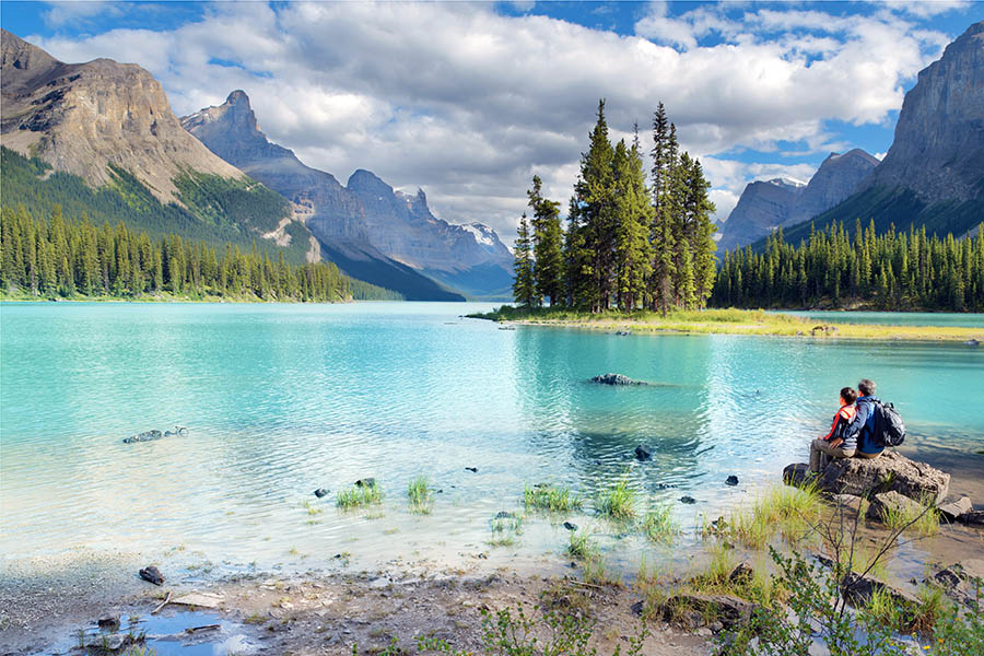 Discover the beauty of Maligne Lake