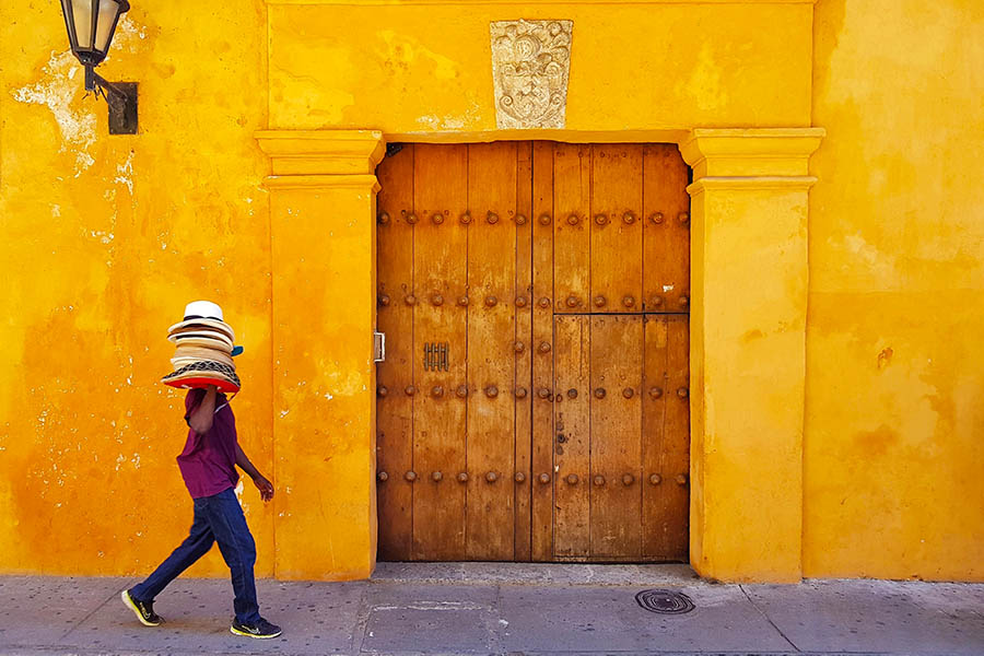 Buy souvenirs from Cartagena's street sellers | Travel Nation