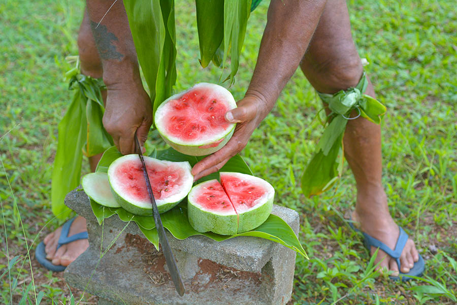 Eat fresh fruit - the local Cook Islands way | Travel Nation
