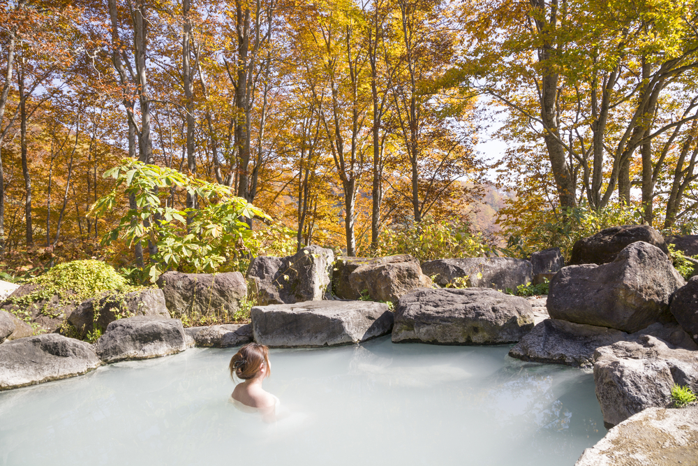 Baignade dans un 'onsen', source d'eau chaude naturelle