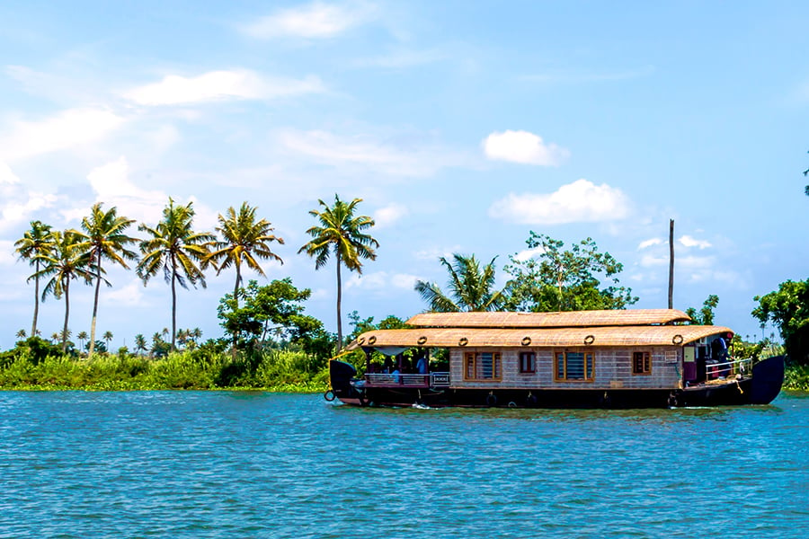 Explore the beautiful backwaters of Kerala | Travel Nation