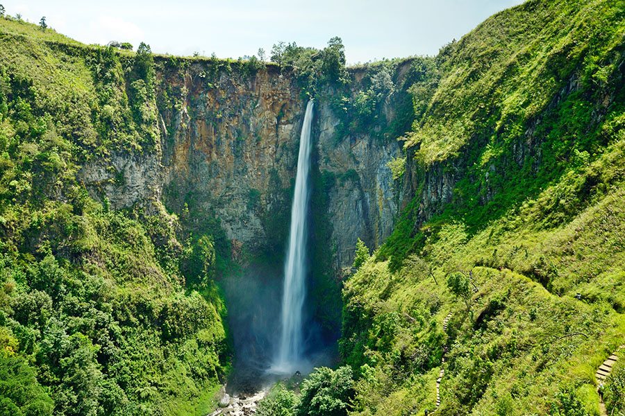 Admire the Sipiso Piso waterfalls in the lush hills of Sumatra | Travel Nation