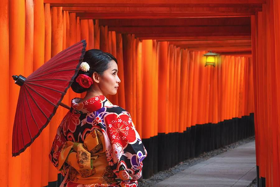 Wander through the famous red shrine in Kyoto | Travel Nation