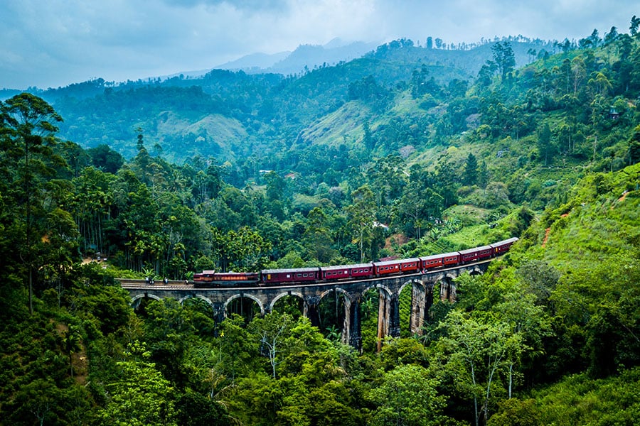 Watch the trains going over the bridge in Ella | Travel Nation