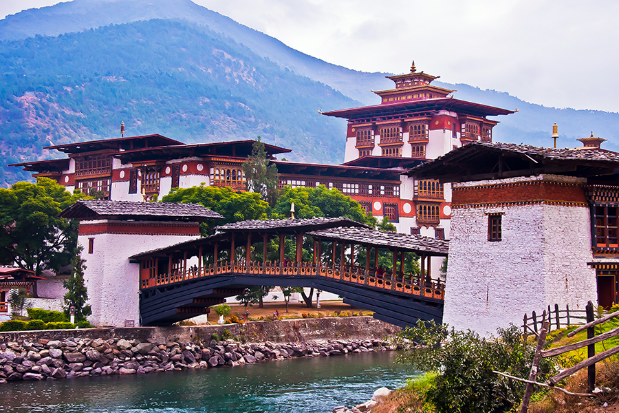 The ancient monastery of Punakha Dzong spans the Mo Chu and Pho Chu rivers