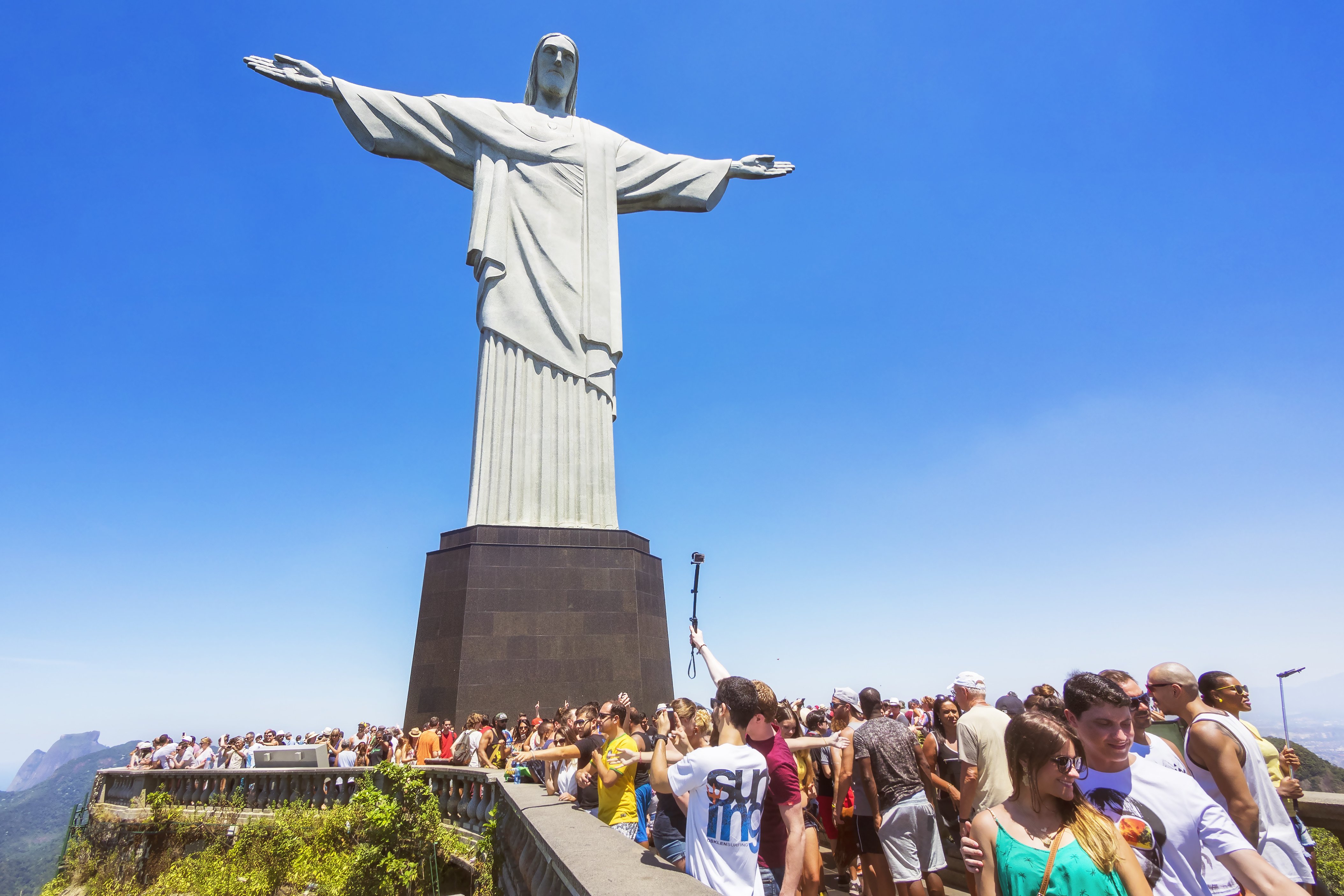 We’ve arranged a guided tour to the statue of Christ the Redeemer