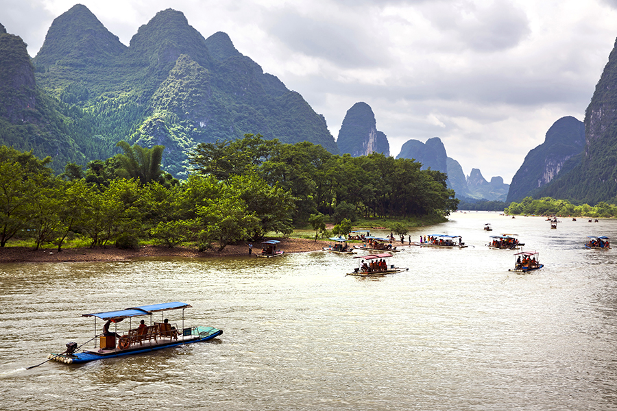 Spend time drifting along the Yulong River