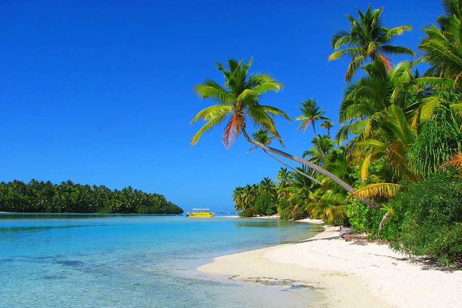 Discover the spectacular beauty of Aitutaki lagoon