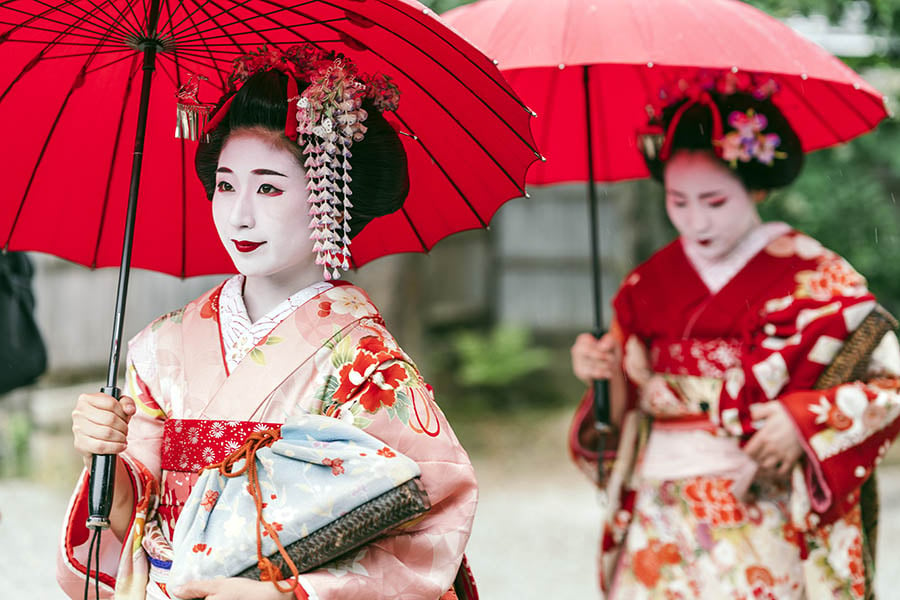 2 geisha walking the streets of Kyoto