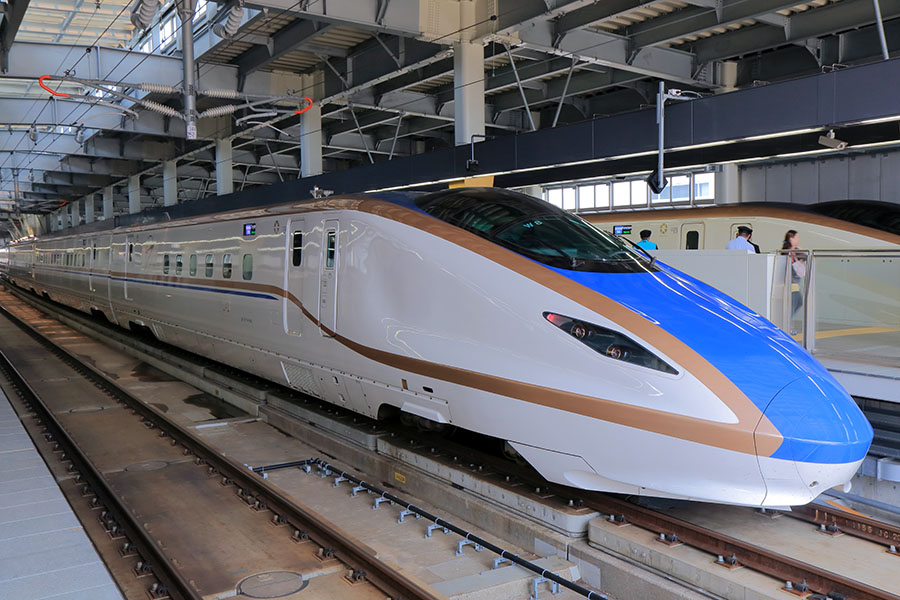 Travel from Tokyo to Nagano using the Hokuriku bullet train