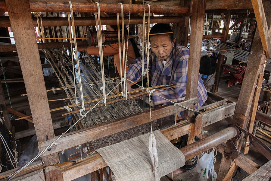  Observe the traditional silk weaving techniques of the Inthar people
