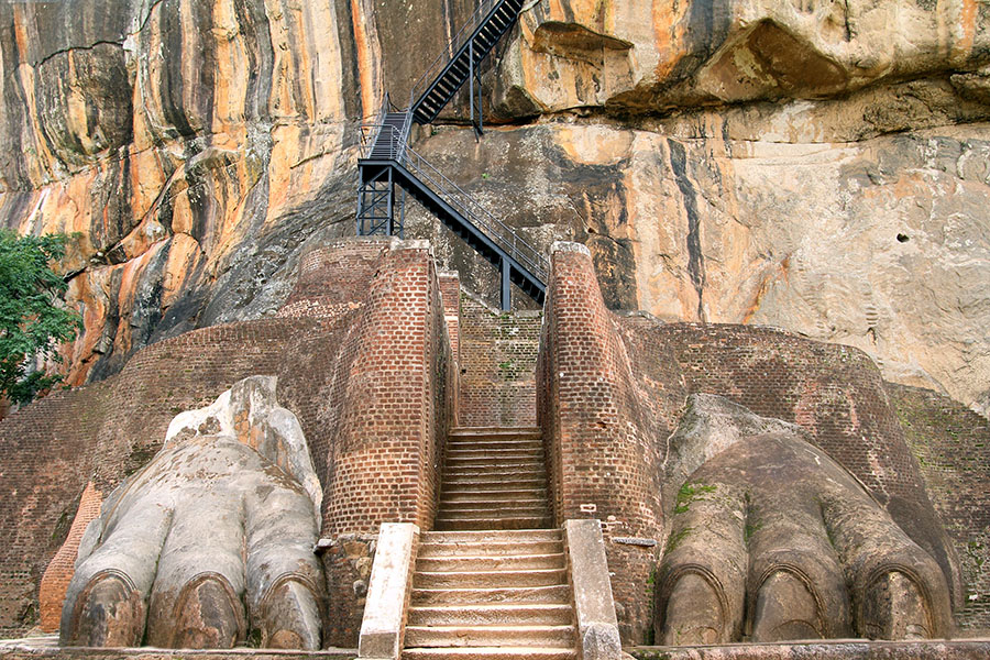 Climb the rock fortress of Sigiriya
