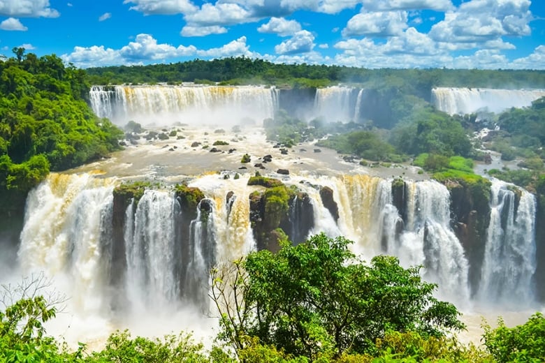 Visit the incredible cascades of Iguazu Falls | Travel Nation