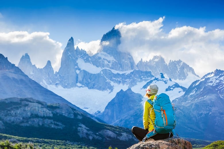 900x600-argentina-patagonia-girl-sitting-backpack