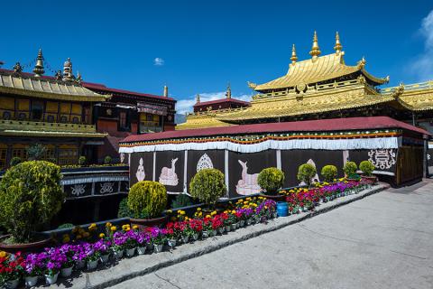 You&#039;ll find gold and jewels a plenty inside Jokhang Temple
