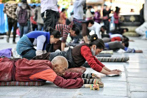 Worshipping outside Tibet&#039;s holiest temple - Jokhang