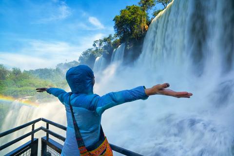Stand before the thundering Iguazu Falls | Travel Nation