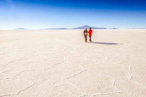 900x600-bolivia-uyuni-salt-flats-couple-walking