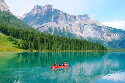 Take family kayaking trips on crystal blue lakes | Travel Nation