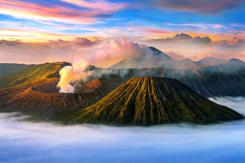 See an unforgettable sunrise over Mount Bromo | Travel Nation