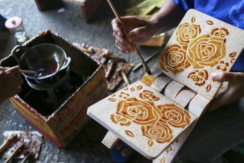 See batik artists at work in Yogyakarta | Travel Nation