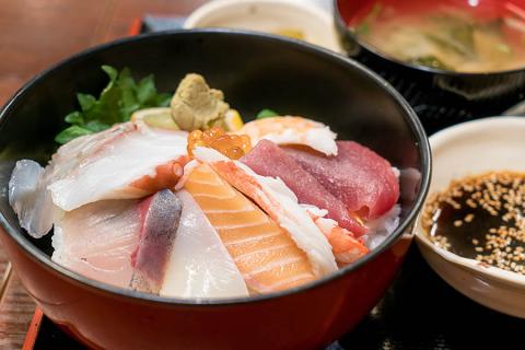 Eat amazing fresh fish and sushi in Otaru, Hokkaido | Travel Nation