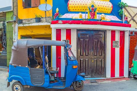 Bright tuk-tuks on the streets of Colombo | Travel Nation