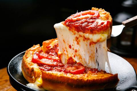 Try a classic Chicago deep dish pizza | Travel Nation