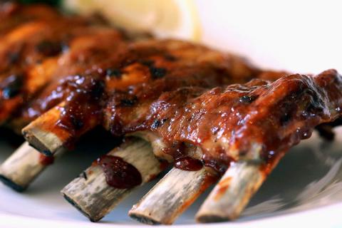 Tuck into a plate of Memphis smoked ribs | Travel Nation
