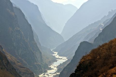 Wind your way through the dramatic Tiger Leaping Gorge in Southern China