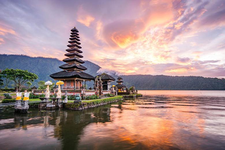Sunrise at Beratan Temple in Bali | Travel Nation