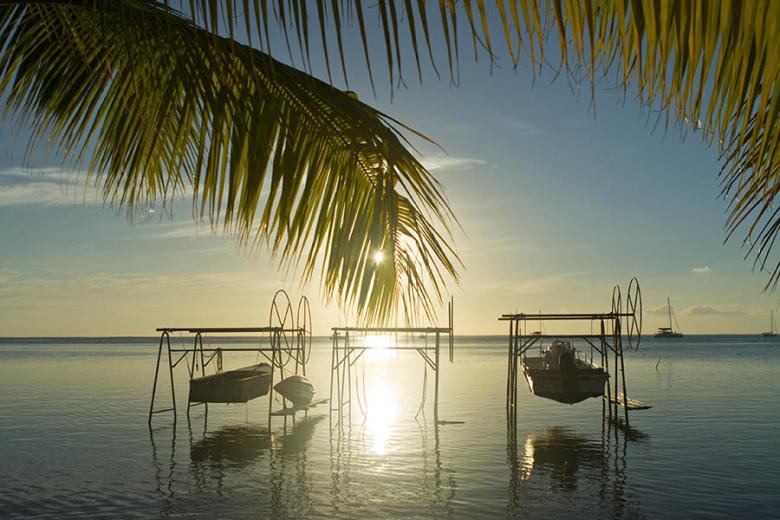 900x600-french-polynesia-raiatea-sunset-boats-credit-tahiti-tourisme