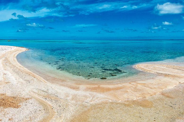 Swim between sandbars in the Tikehau atoll | Travel Nation