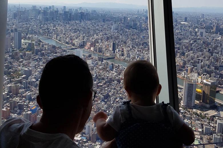 Jeremy and Evelyn looking down from the Tokyo Skytree | Travel Nation