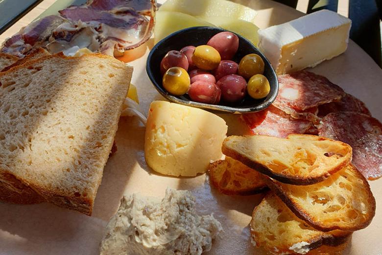 Try a local lunch platter in the South African sunshine | Travel Nation