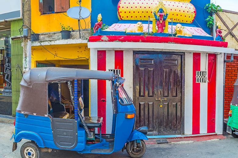 Bright tuk-tuks on the streets of Colombo | Travel Nation
