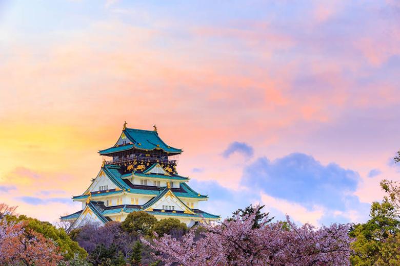 Watch the sunset behind Osaka Castle | Travel Nation