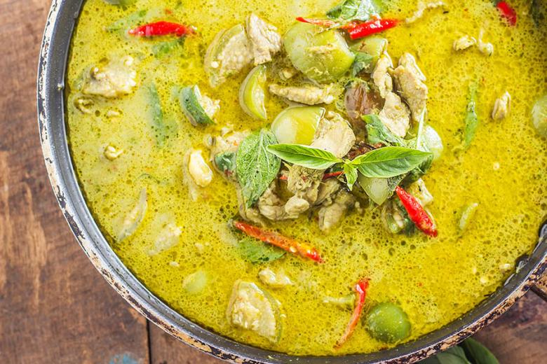 Dig into a delicious bowl of Thai green curry and rice in Bangkok | Travel Nation