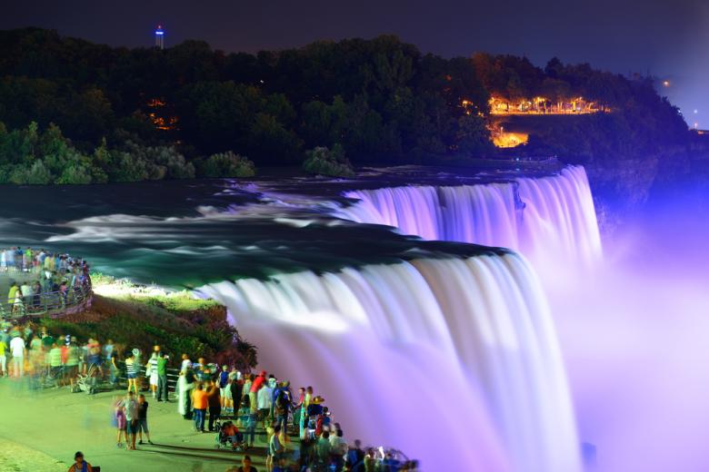 The Niagara Falls at night