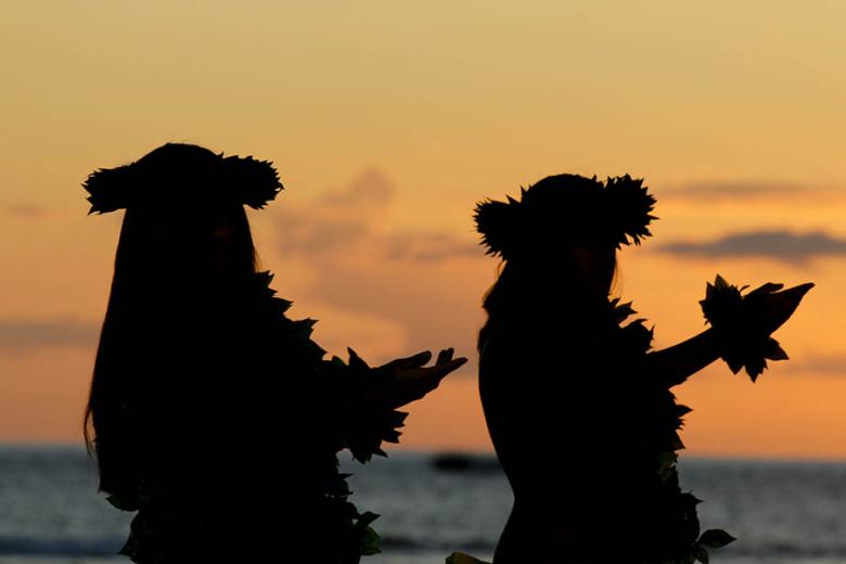 Dancers at sunset in Hawaii | Travel Nation