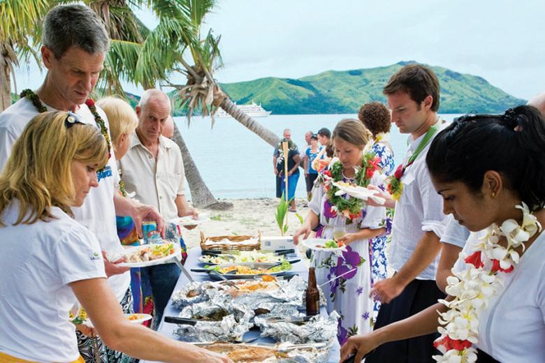 Tuck in to buffet style lunches on the beach