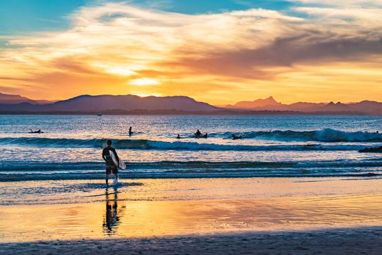 900x600-australia-byron-bay-surfers-sunset