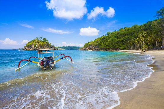 Soak up the sunshine on Nusa Lembongan's castaway beaches | Travel Nation