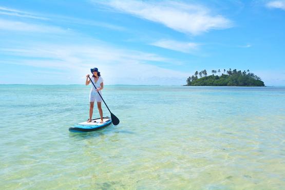 Try paddle-boarding on Aitutaki's lagoon | Travel Nation