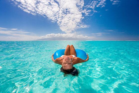 Float in bright blue lagoons in French Polynesia | Travel Nation