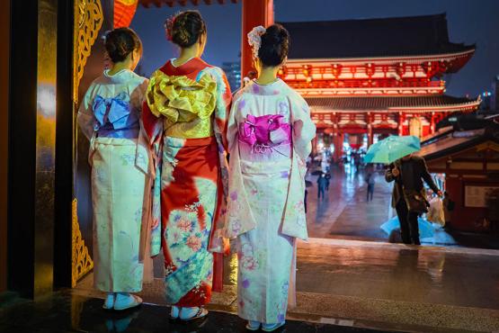 See traditional Japanese dresses on the street of Tokyo | Travel Nation