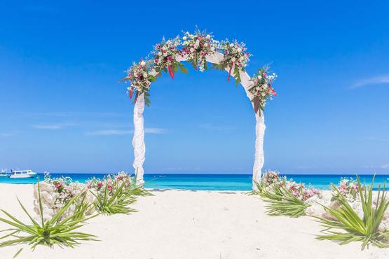 Enjoy a simple, barefoot wedding in the Cook Islands | Travel Nation